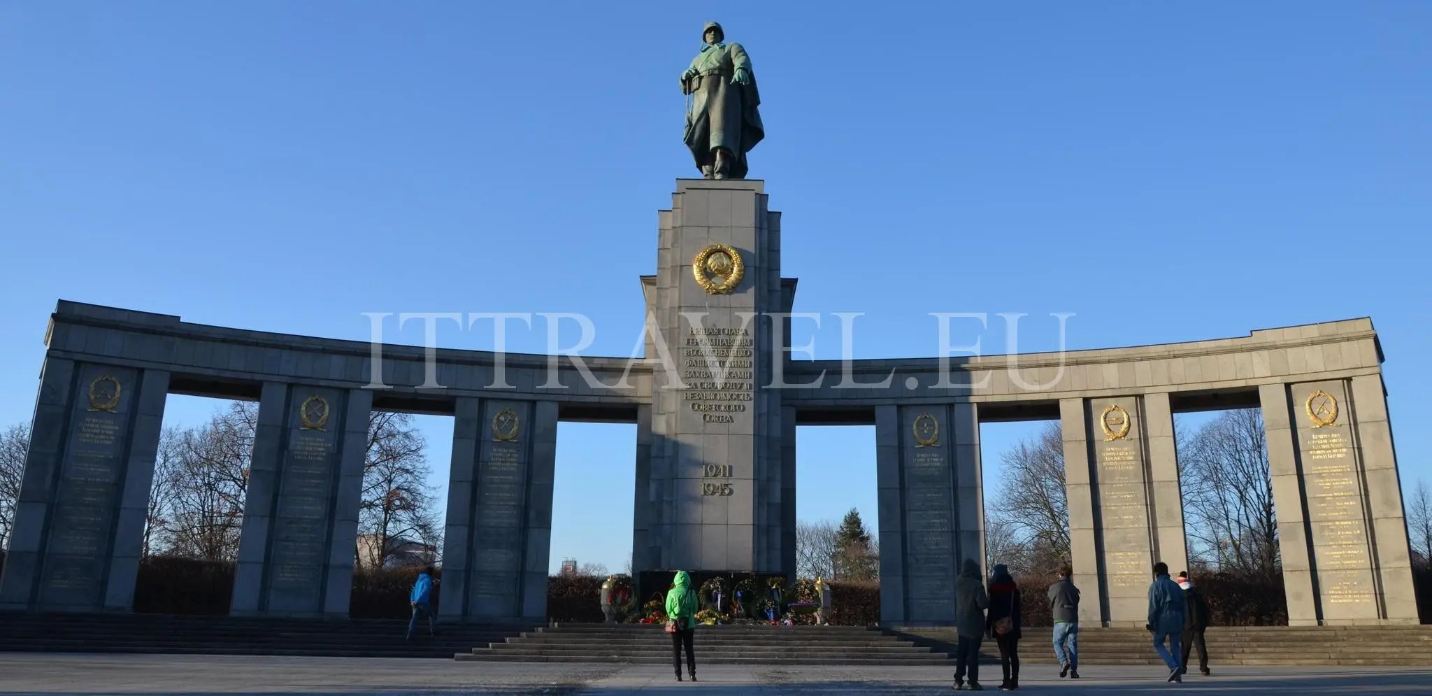 Statue of Soviet soldiers