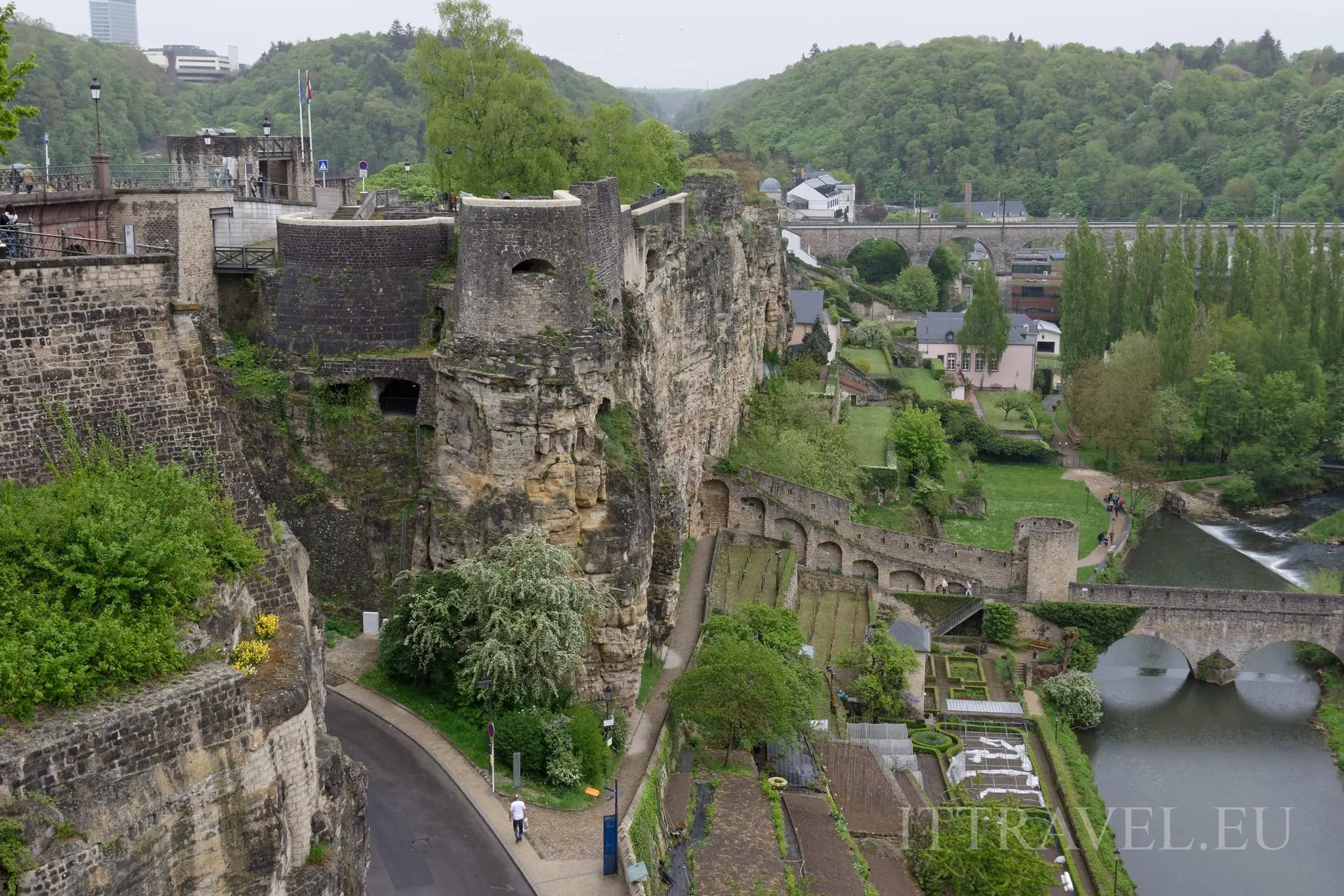 Chemin de la Corniche - called by some the most beautiful balcony in the world, for us, only a street with a very nice view of the other side of the Alzette River, as well as the Bock Casemates