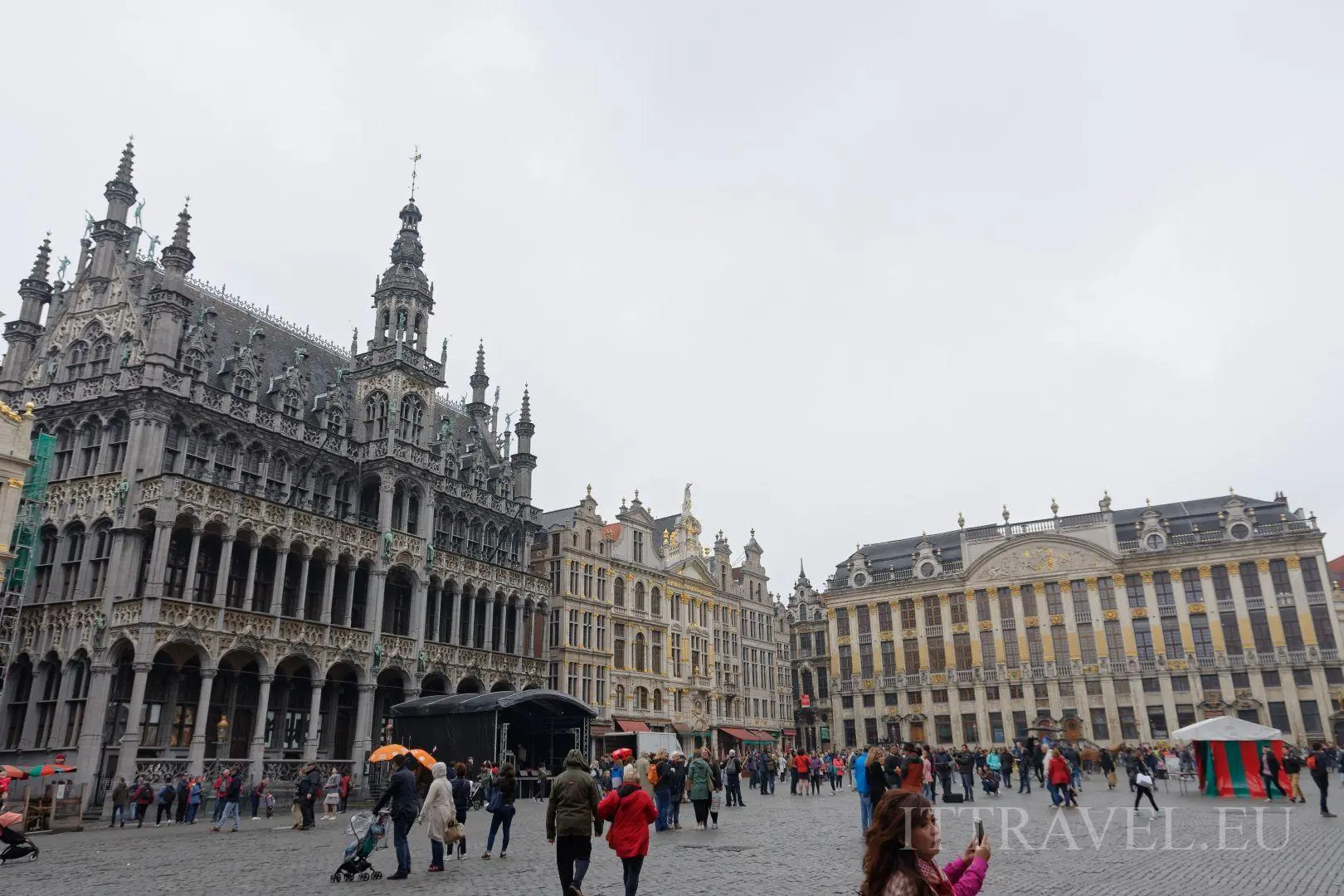 Wielki plac - po lewej muzeum miasta, a po prawej Maison des Ducs de Brabant