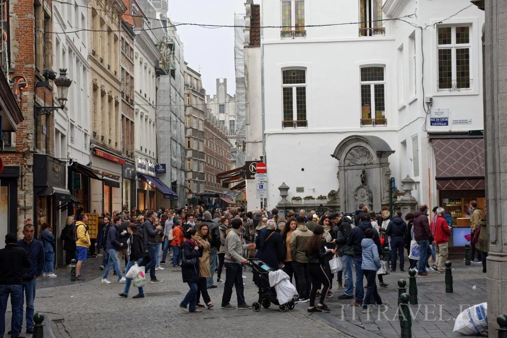 Tłum przed Manneken pis