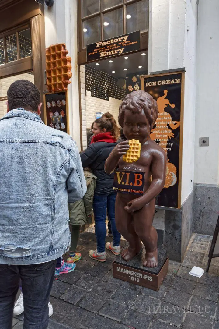 Manneken pis - kopia jako reklama gofrów