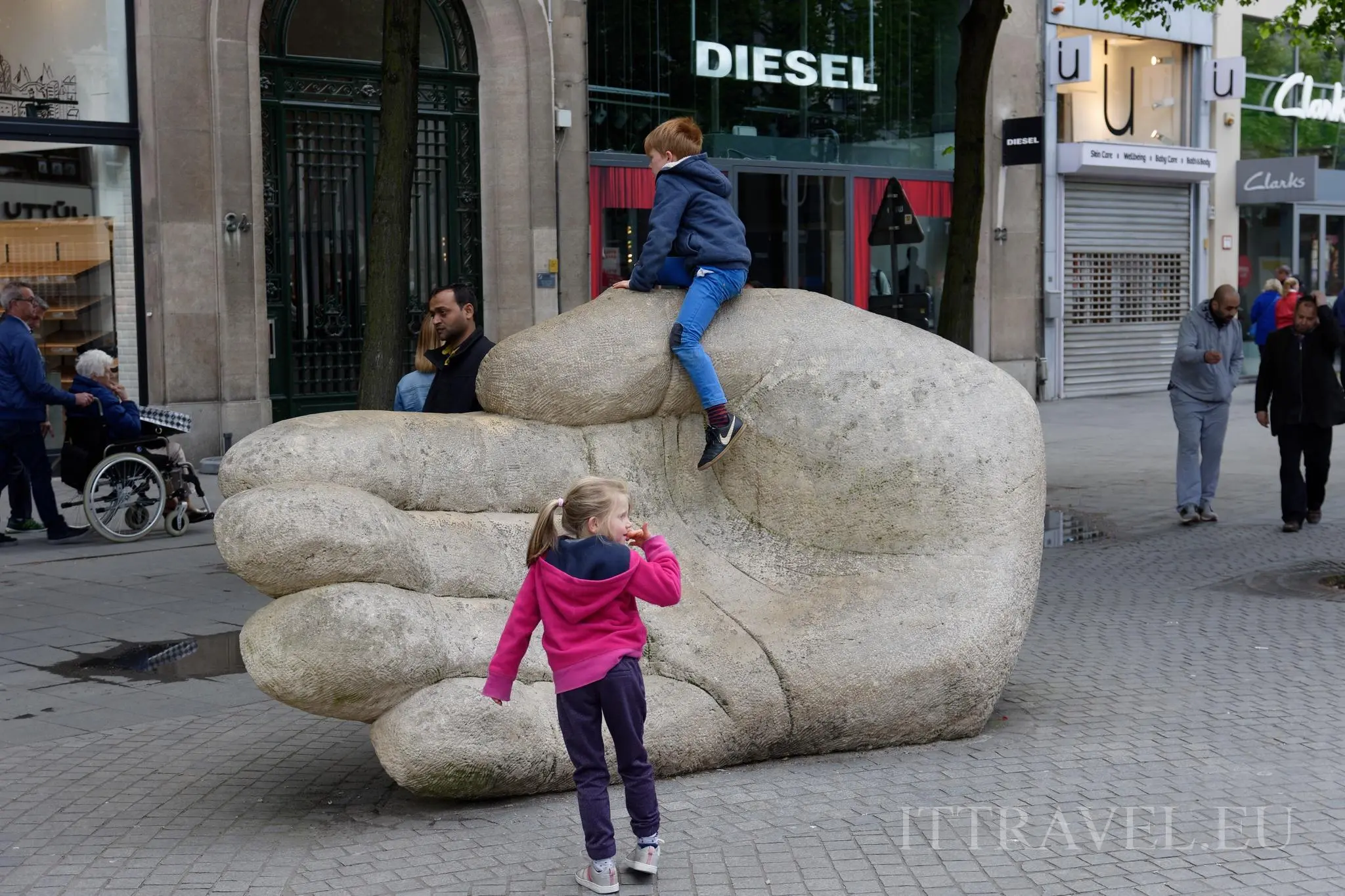 Statua odciętej dłoni giganta Antigoon