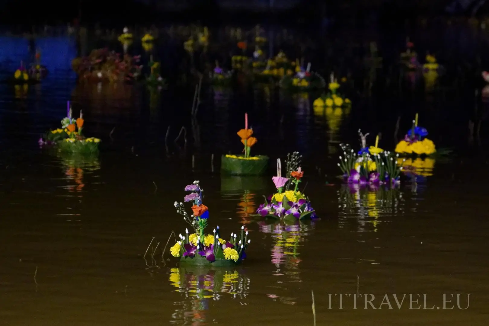 Krathongs on river