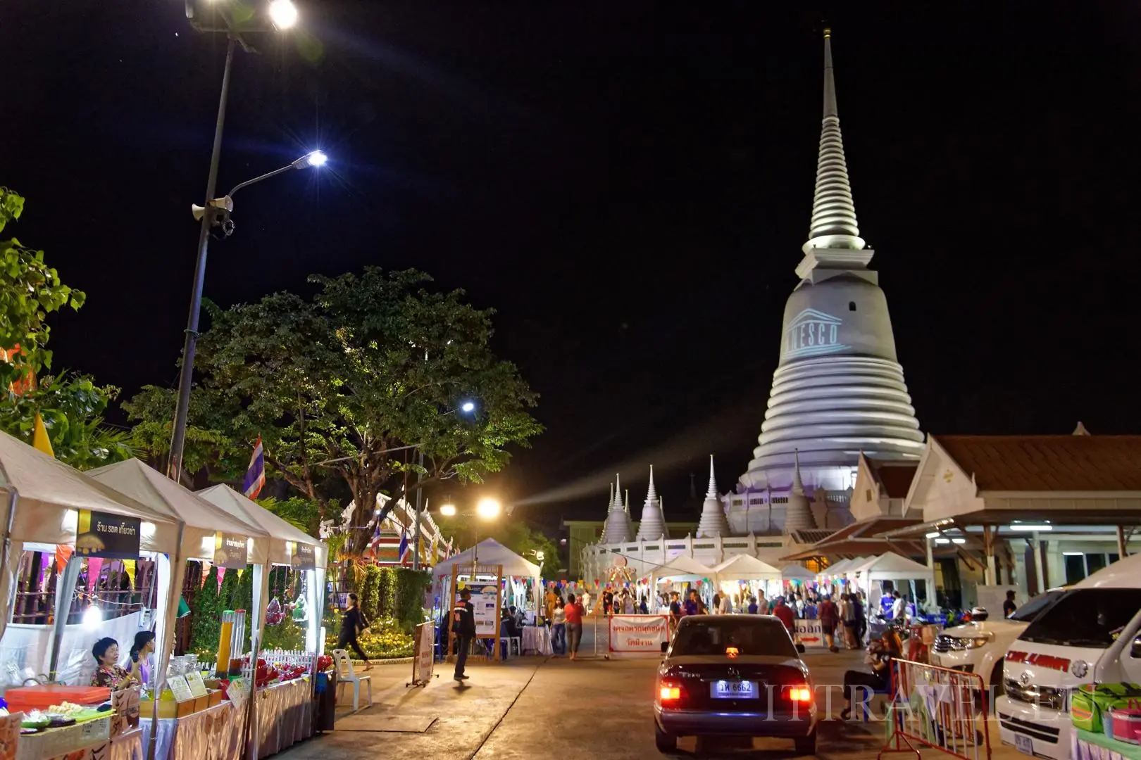 Stalls with food around Wat Prayoon