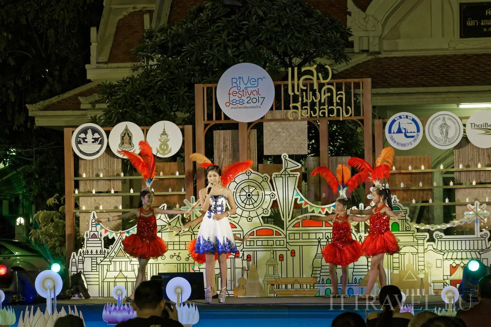 Performances by local artists (girls had shoes on about 20 cm heels!) - Wat Prayoon