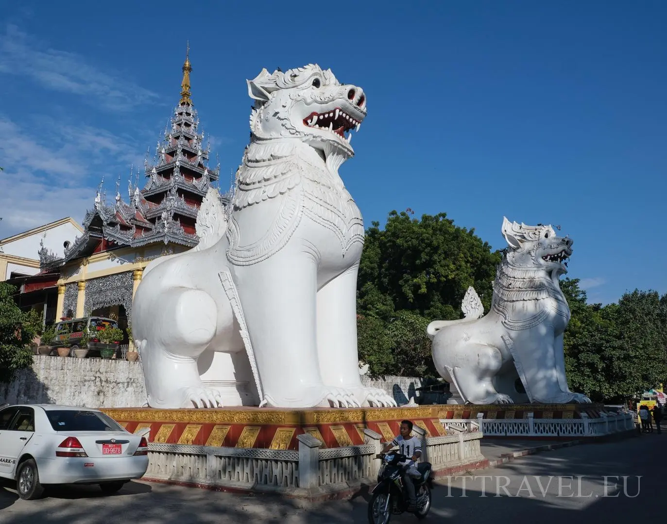 Lions guarding the stairs to the hill