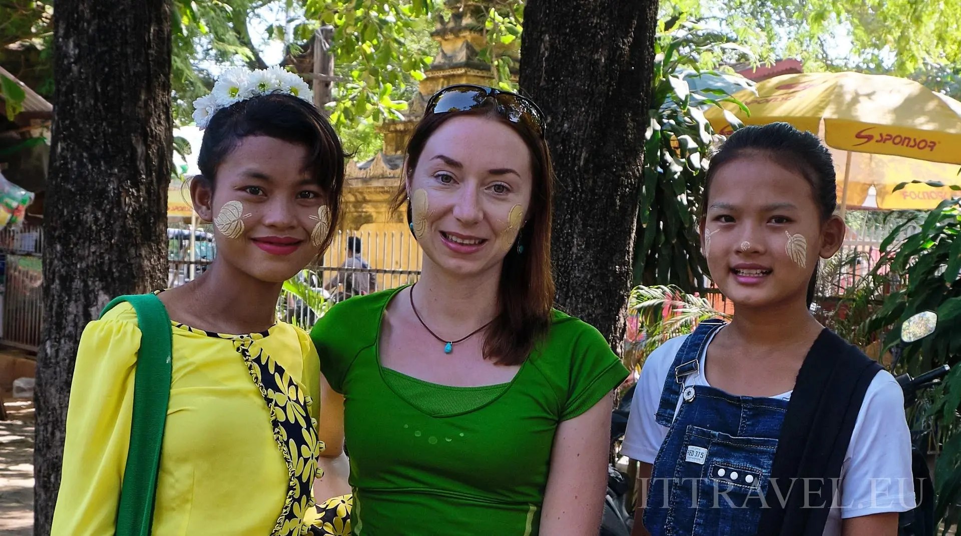 Girls painting tourists with traditional makeup - Thanaka